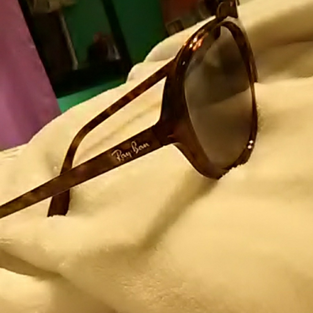 RAYBANS